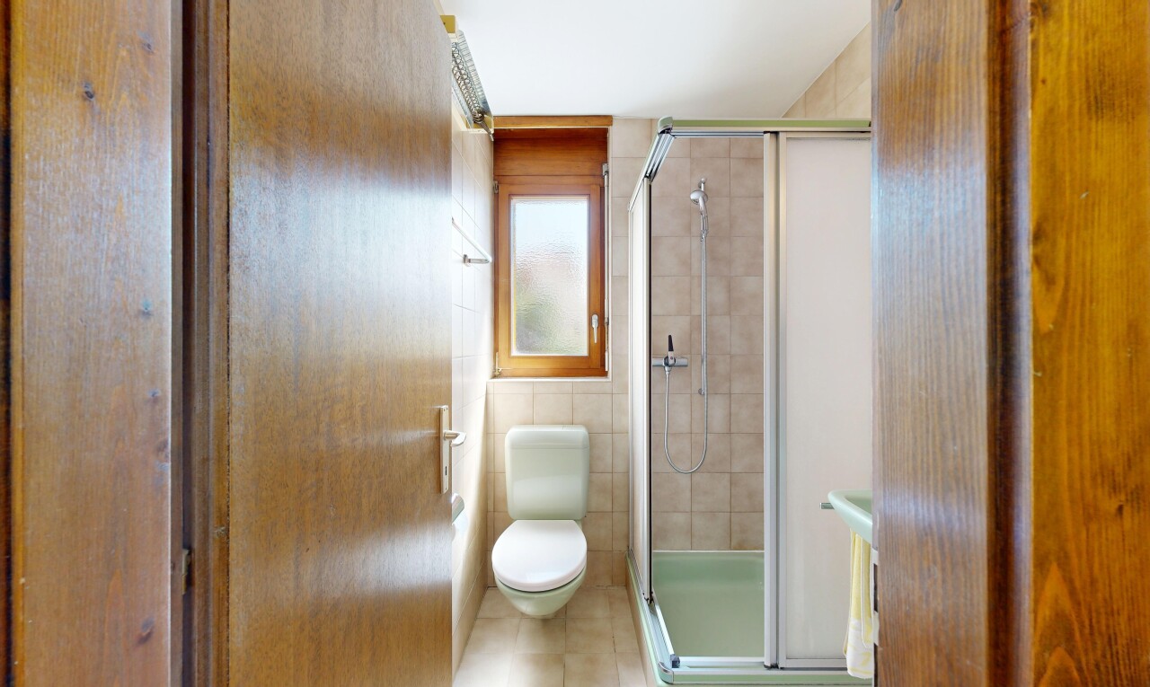 salle de bains avec douche, tile wall, mur en carrelage, salle de bain complète, et toilette