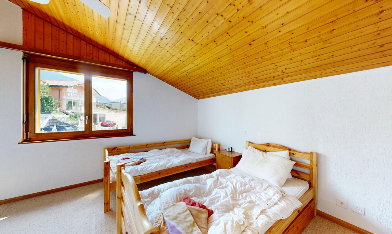 chambre avec plafond voûté, vaulted ceiling, pièce supplémentaire, plafond en bois, et wood ceiling