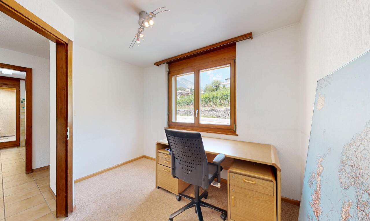 bureau avec éclairage sur rail, carpet, moquette, drywall, et cloison sèche