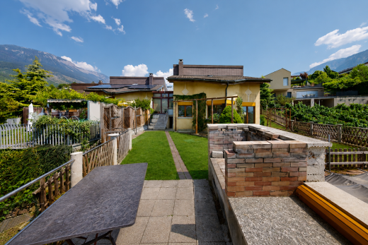 façade avec clôture, mountain view, vue sur la montagne, terrasse, et day time