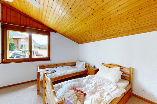 chambre avec plafond voûté, vaulted ceiling, pièce supplémentaire, plafond en bois, et wood ceiling