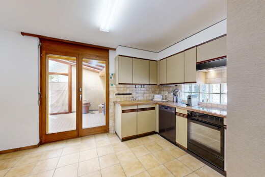 cuisine avec light countertops, plans de travail, backsplash, dosseret, et four