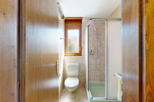 salle de bains avec douche, tile wall, mur en carrelage, salle de bain complète, et toilette