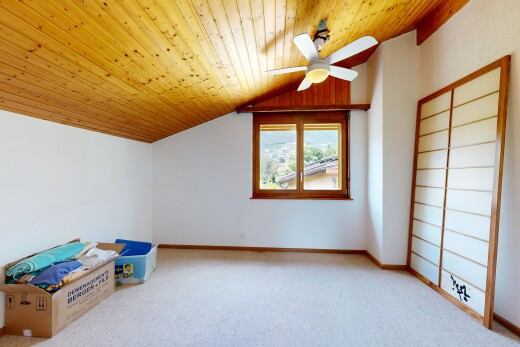 chambre avec vaulted ceiling, plafond voûté, inside property, wood ceiling, et plafond en bois