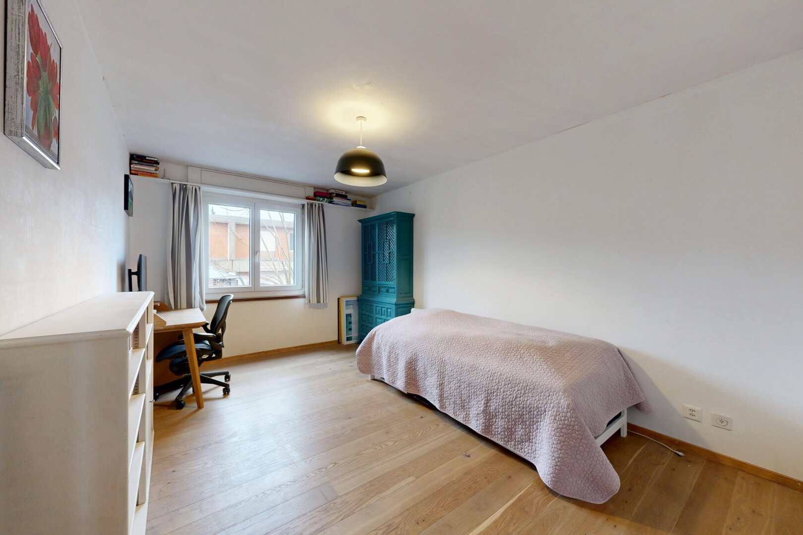 chambre avec espace bureau, lumière naturelle, natural light, inside property, et sol en finition bois