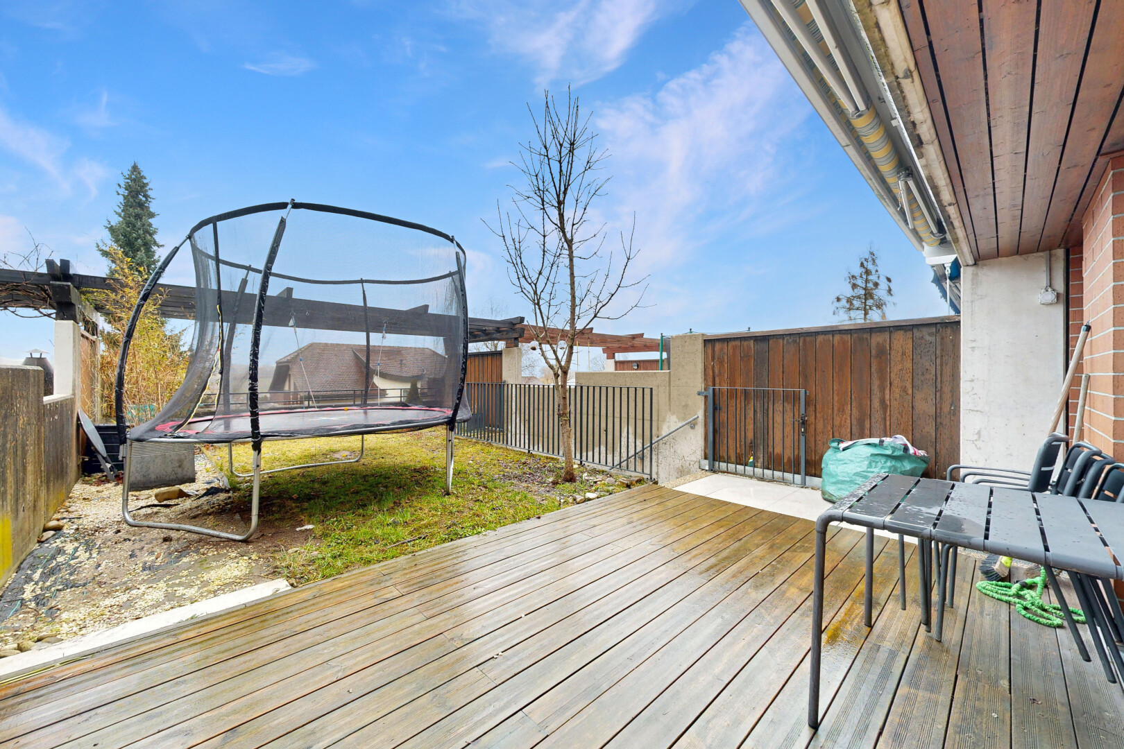 terrasse avec trampoline, coin repas extérieur, clôture, from property, et terrasse