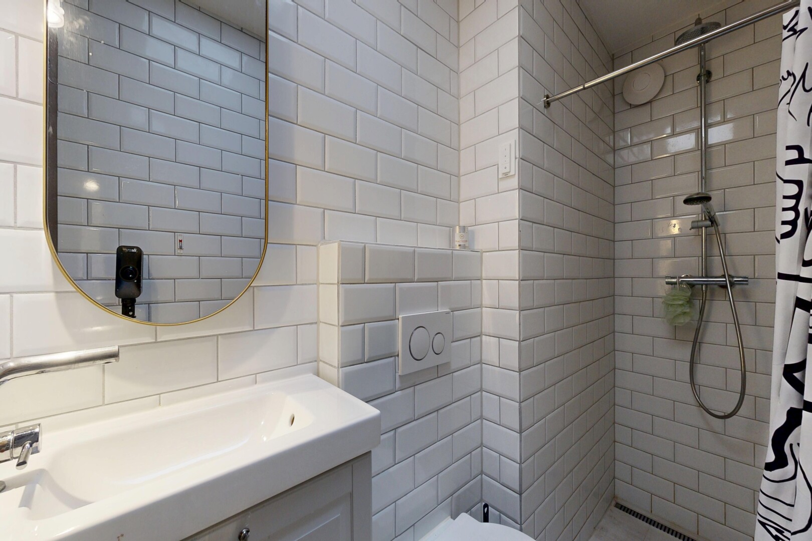 salle de bains avec miroir, douche, lavabo (ou coiffeuse selon le contexte), salle de bain complète, et tile wall