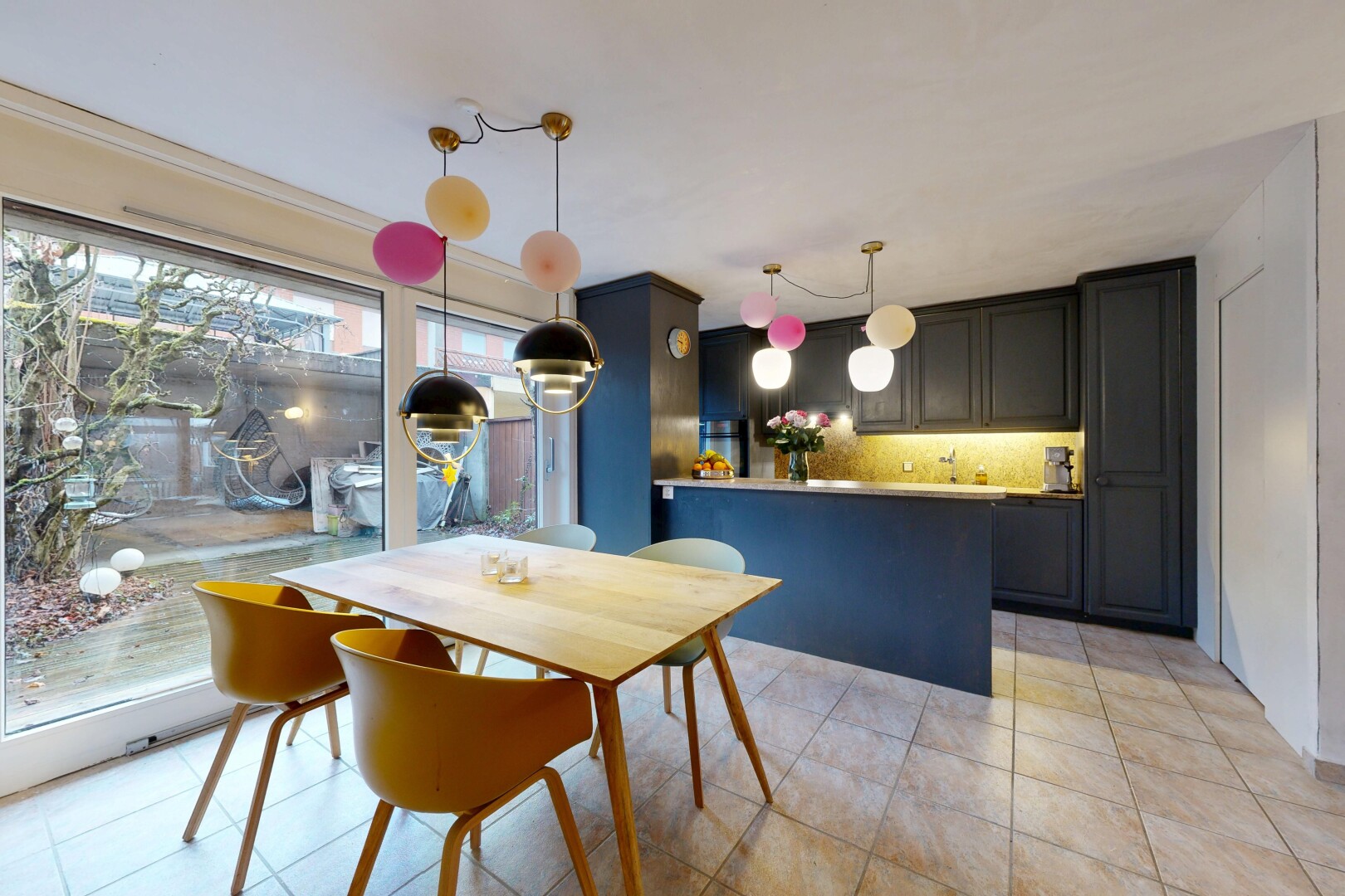 cuisine avec péninsule de cuisine, kitchen peninsula, light floor, plans de travail, et light countertops