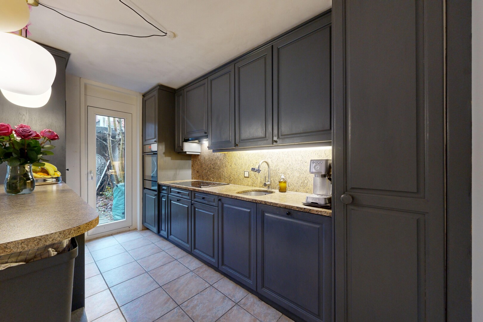 cuisine avec light floor, armoires élevées, raised cabinets, tile floor, et sol en carrelage