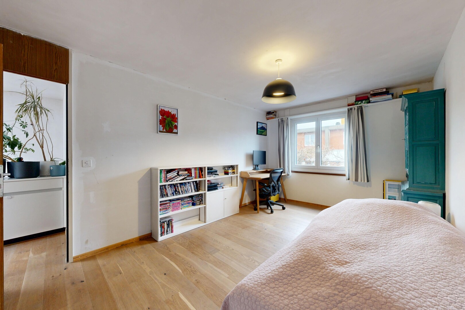 chambre avec inside property, drywall, cloison sèche, natural light, et lumière naturelle