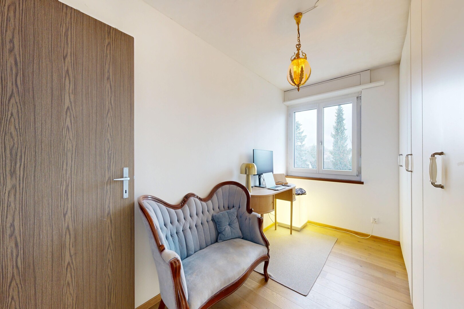chambre avec lumière naturelle, natural light, cloison sèche, drywall, et sol en finition bois