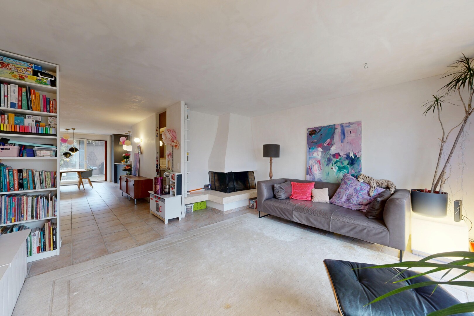 salon avec inside property, cloison sèche, drywall, sol en carrelage, et tile floor