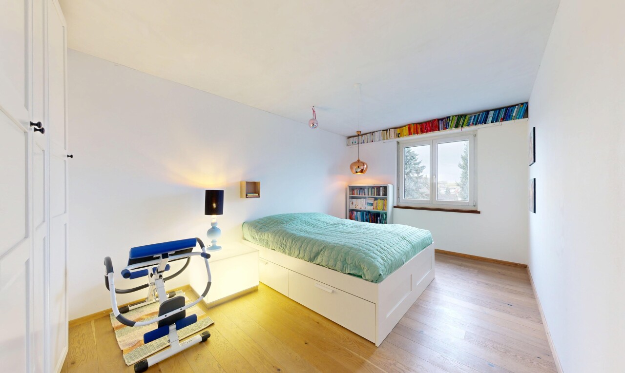 chambre avec drywall, cloison sèche, wood finish floor, sol en finition bois, et inside property