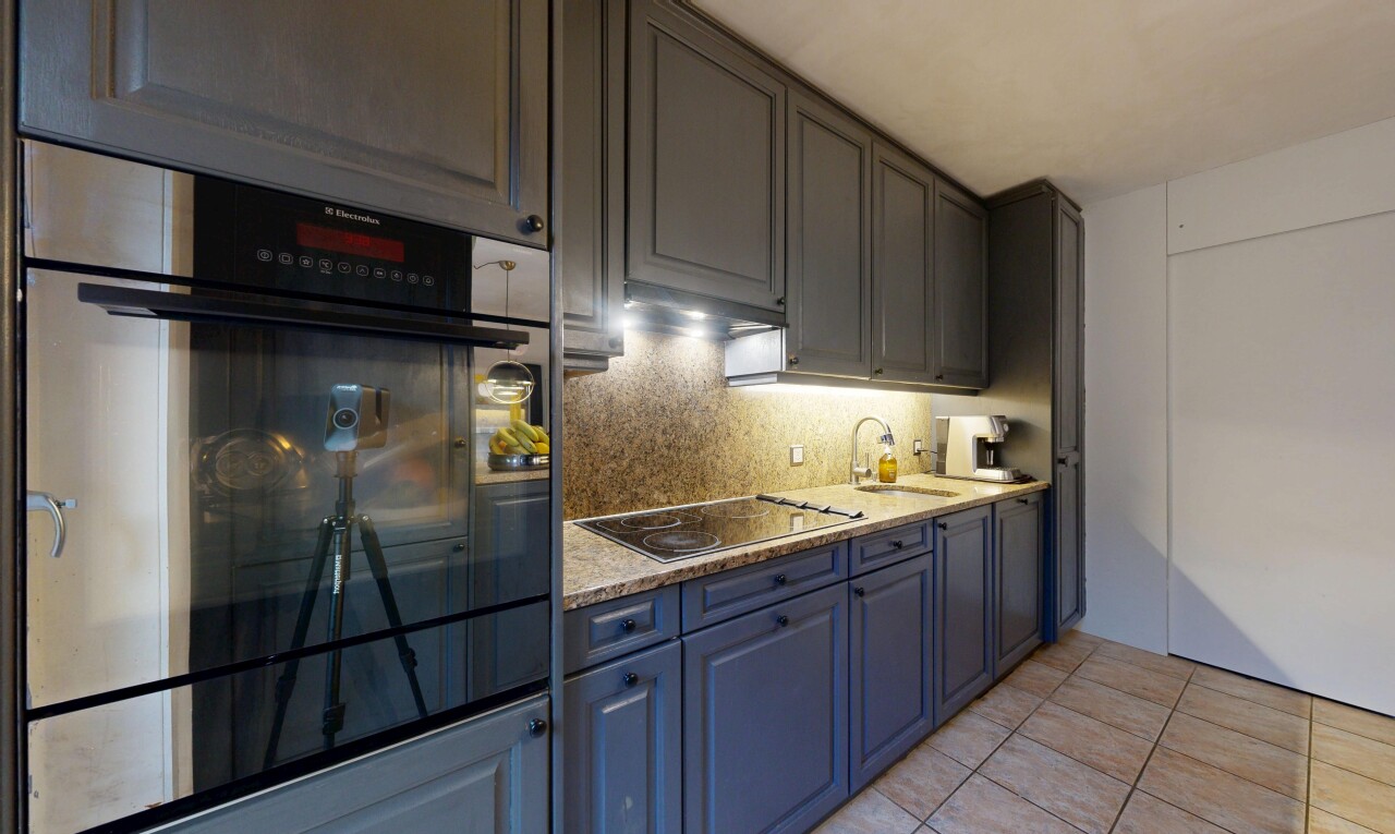 cuisine avec armoires élevées, raised cabinets, four, light floor, et light countertops