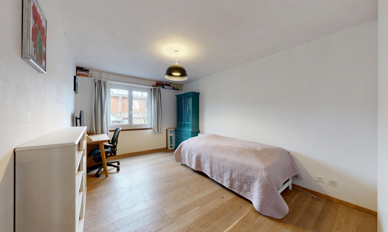 chambre avec espace bureau, lumière naturelle, natural light, inside property, et sol en finition bois