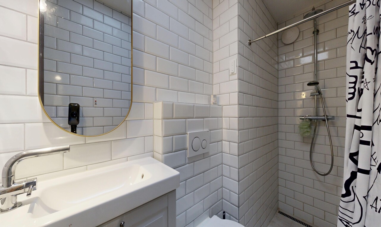 salle de bains avec miroir, douche, lavabo (ou coiffeuse selon le contexte), salle de bain complète, et tile wall