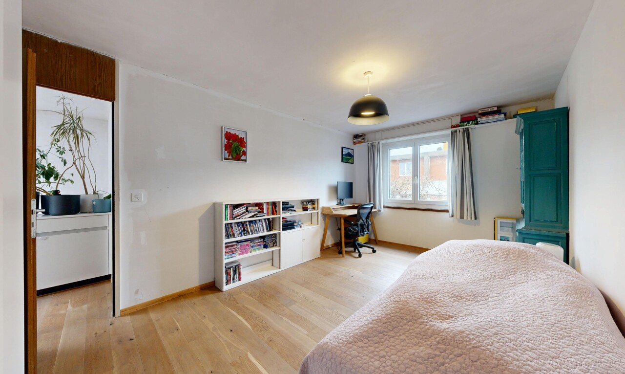 chambre avec inside property, drywall, cloison sèche, natural light, et lumière naturelle