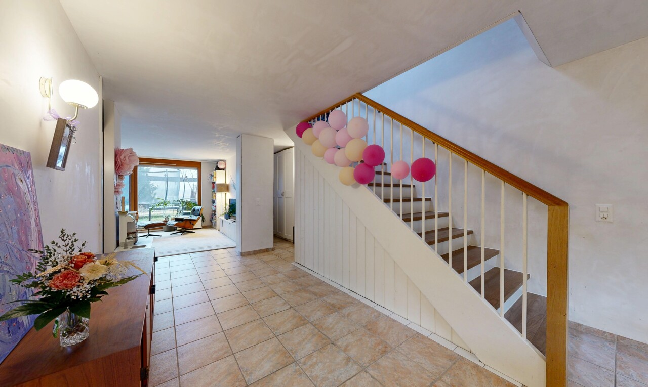 escaliers avec natural light, lumière naturelle, inside property, drywall, et cloison sèche