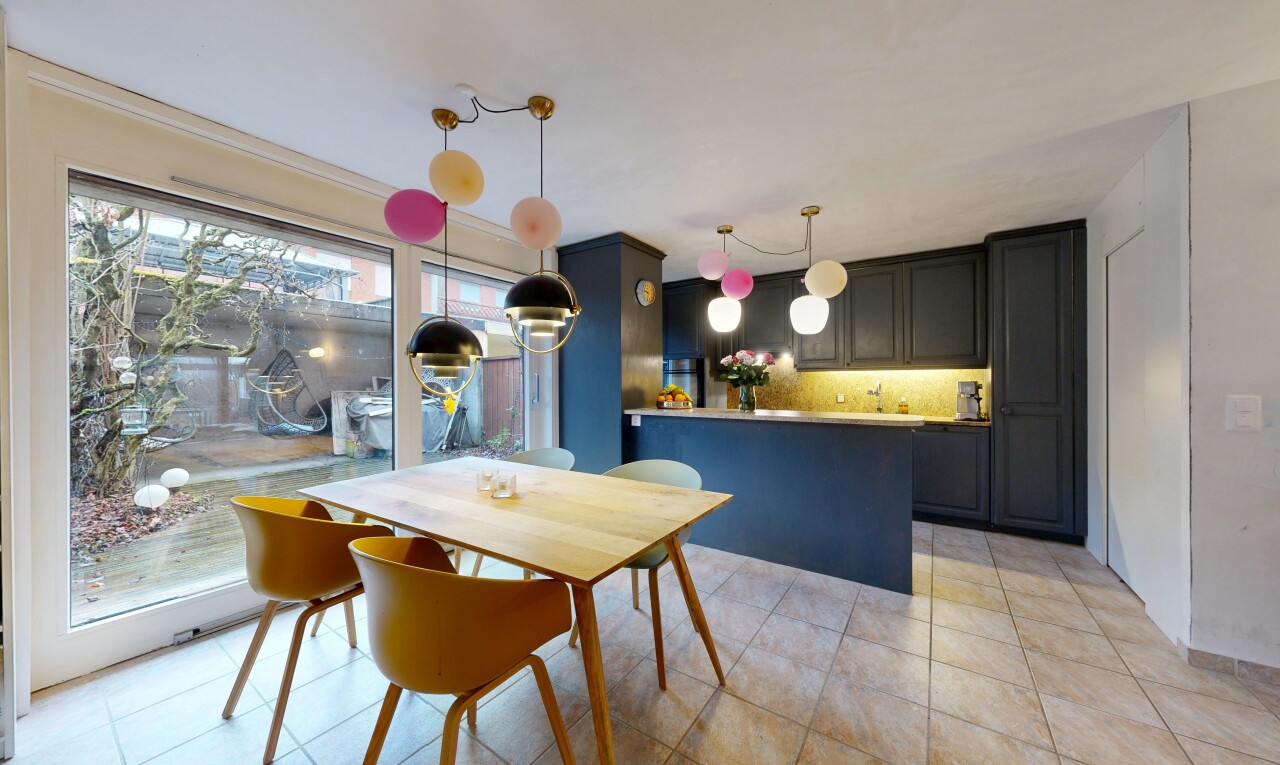 cuisine avec péninsule de cuisine, kitchen peninsula, light floor, plans de travail, et light countertops