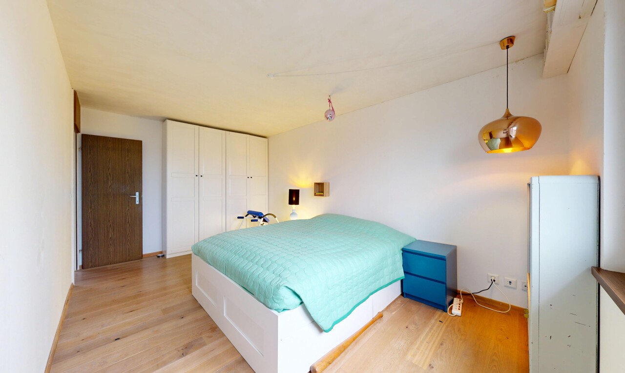 chambre avec cloison sèche, drywall, sol en finition bois, wood finish floor, et inside property