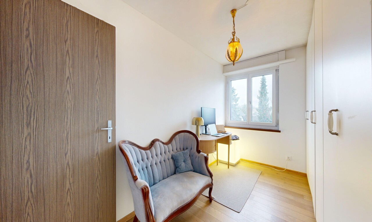 chambre avec lumière naturelle, natural light, cloison sèche, drywall, et sol en finition bois