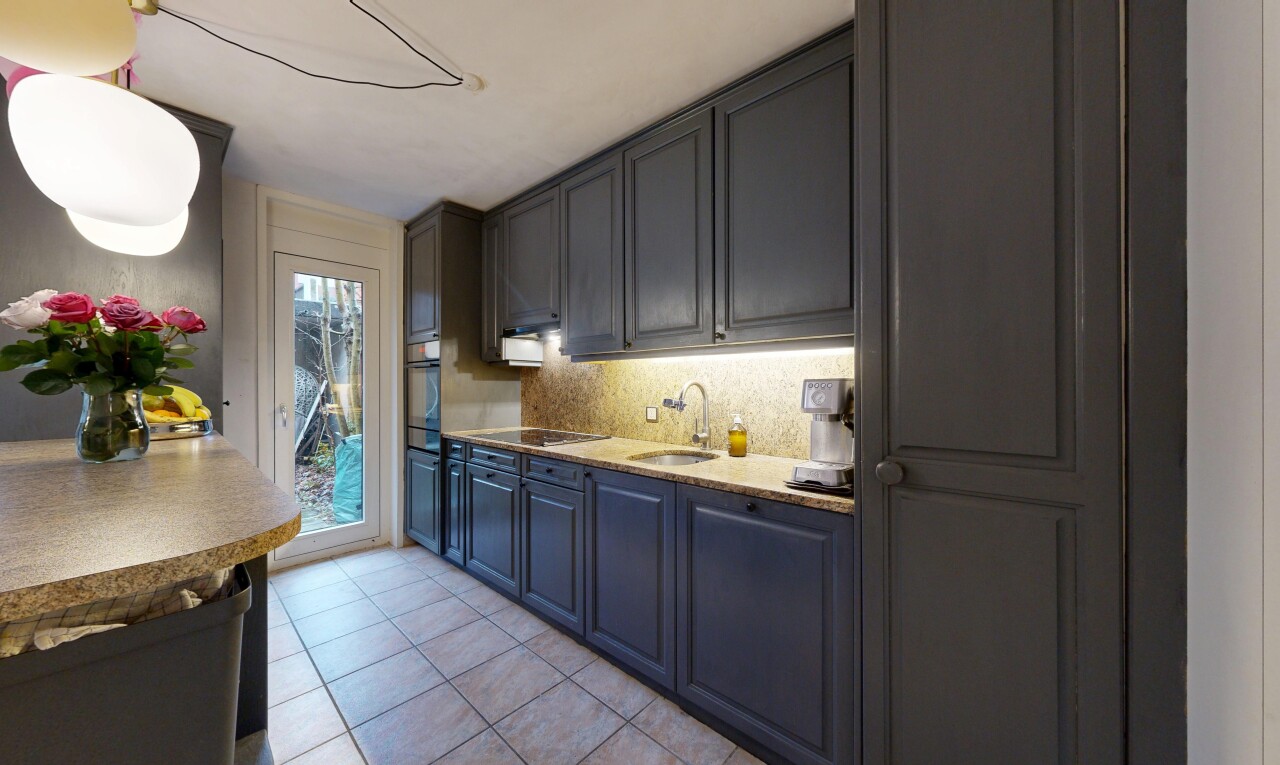 cuisine avec light floor, armoires élevées, raised cabinets, tile floor, et sol en carrelage