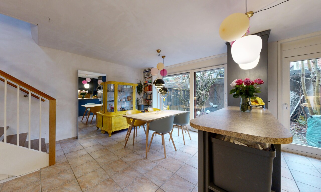 salle à manger avec inside property, light floor, natural light, lumière naturelle, et drywall