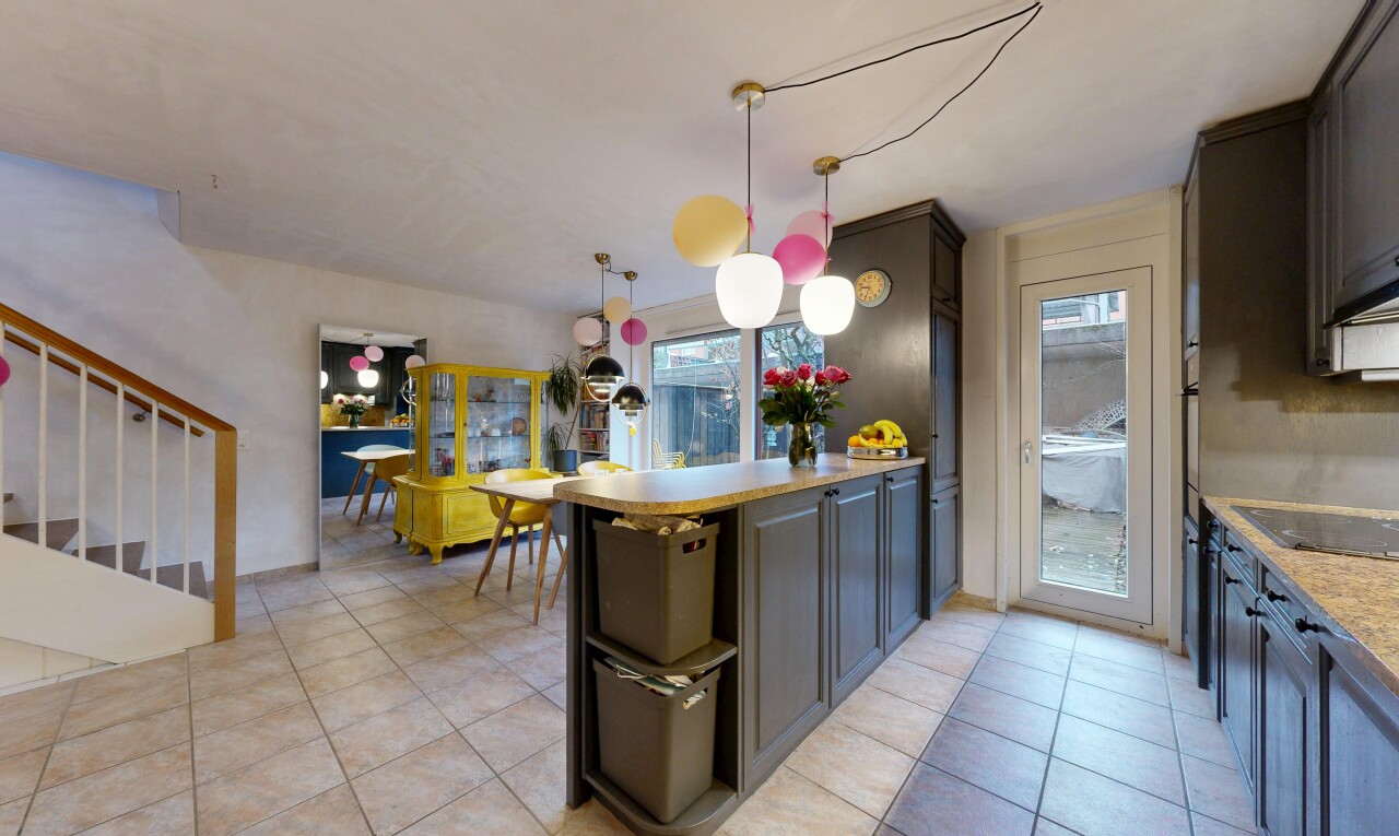 cuisine avec light floor, plans de travail, light countertops, péninsule de cuisine, et kitchen peninsula