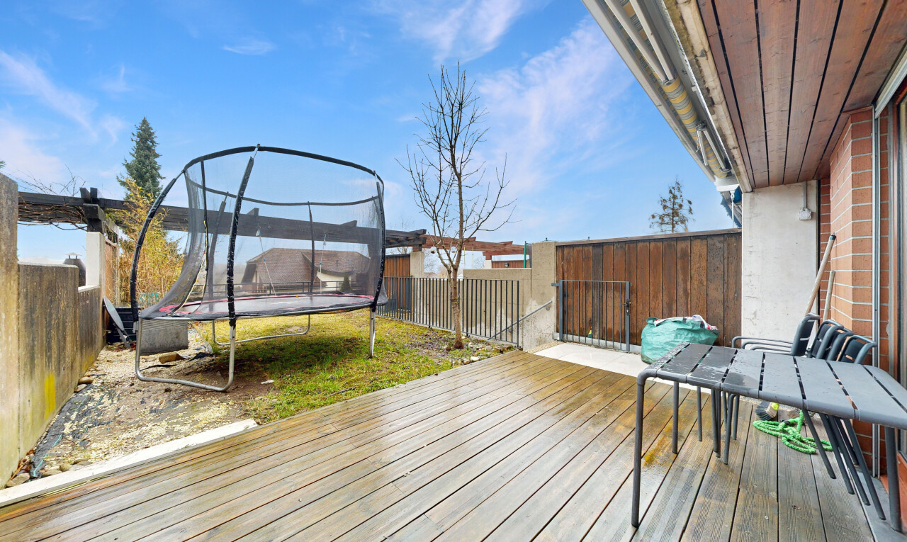 terrasse avec trampoline, coin repas extérieur, clôture, from property, et terrasse
