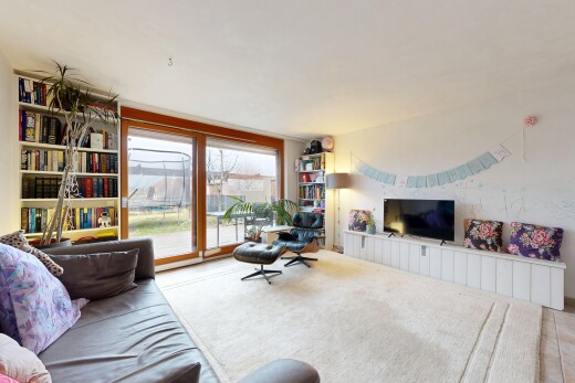 wohnzimmer mit inside property, natürliches licht, natural light, fernseher, und gipskartonwand