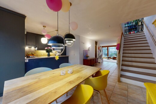 esszimmer mit treppen, light floor, gipskartonwand, drywall, und natürliches licht