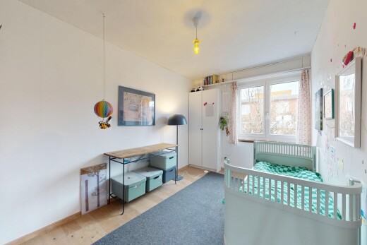 zimmer / schlafzimmer mit drywall, gipskartonwand, inside property, natural light, und natürliches licht