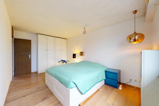 zimmer / schlafzimmer mit gipskartonwand, drywall, holzfußboden, wood finish floor, und inside property