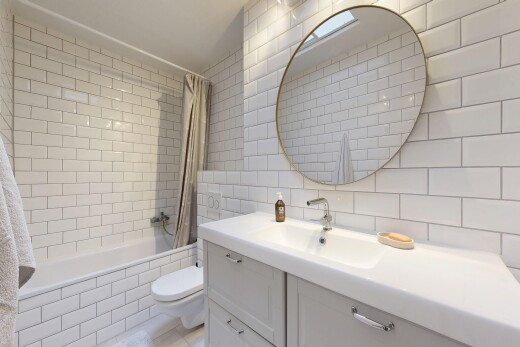 bad mit komplettes badezimmer, kombiniertes bad / dusche, schminktisch, toilette, und tile wall