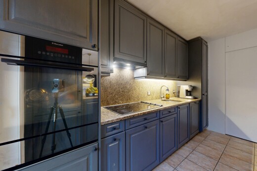 küche mit hochgezogene schränke, raised cabinets, ofen, light floor, und light countertops