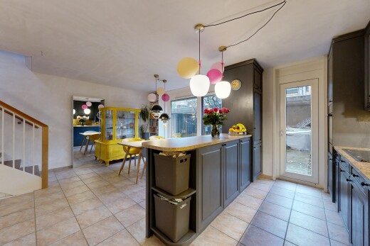 küche mit light floor, arbeitsplatten, light countertops, küchentheke, und kitchen peninsula