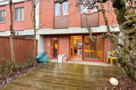 außenansicht mit ziegelverkleidung, zaun, deck, und property visible