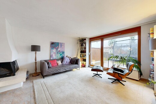 wohnzimmer mit gipskartonwand, drywall, inside property, natürliches licht, und natural light