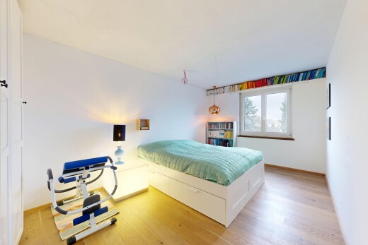 zimmer / schlafzimmer mit drywall, gipskartonwand, wood finish floor, holzfußboden, und inside property