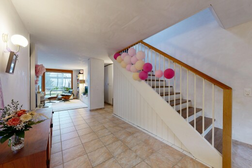 treppe mit natural light, natürliches licht, inside property, drywall, und gipskartonwand