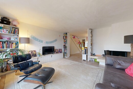 wohnzimmer mit inside property, fernseher, gipskartonwand, und drywall