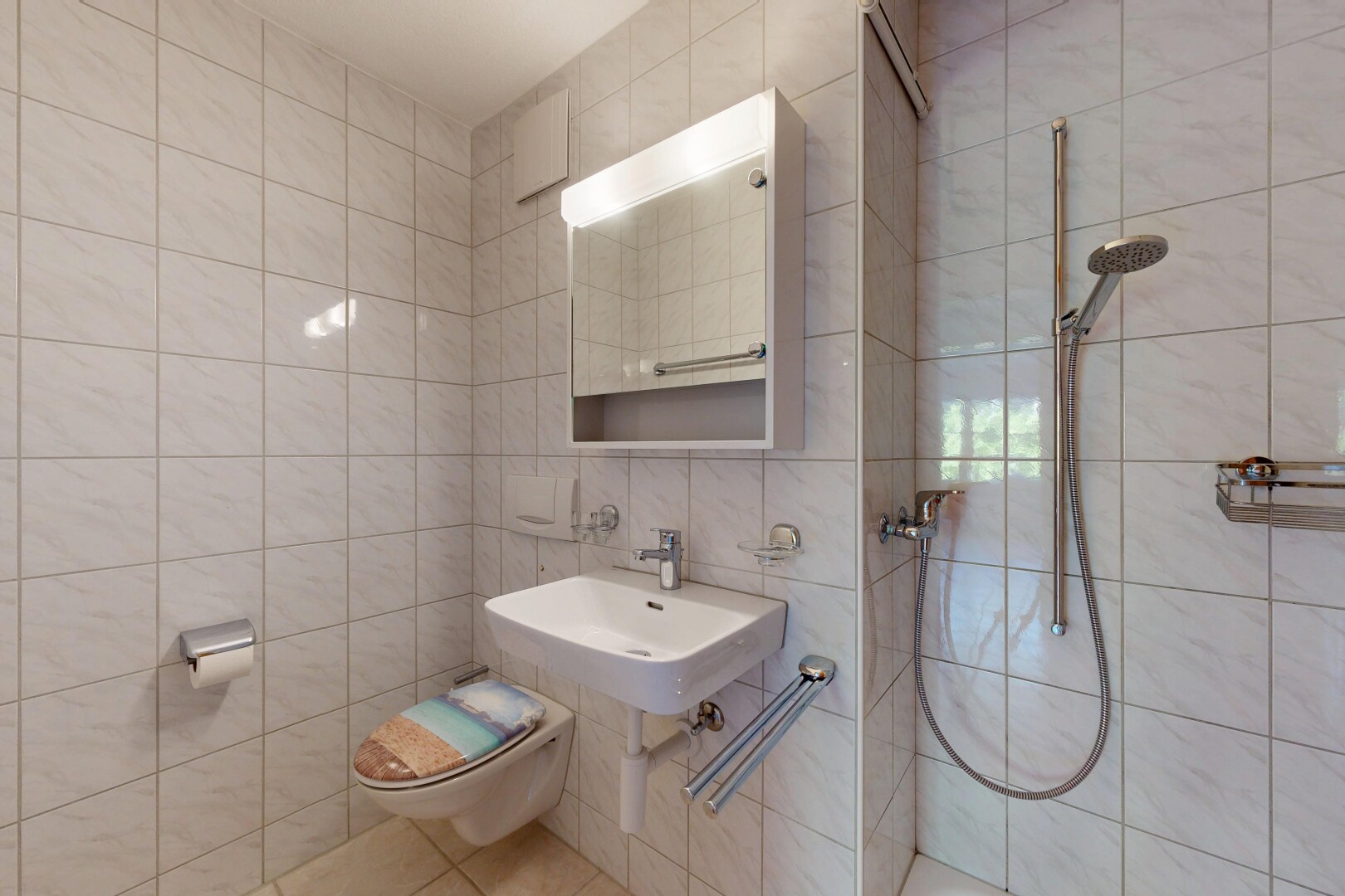 bad mit tile wall, fliesenwand, toilette, spiegel, und dusche