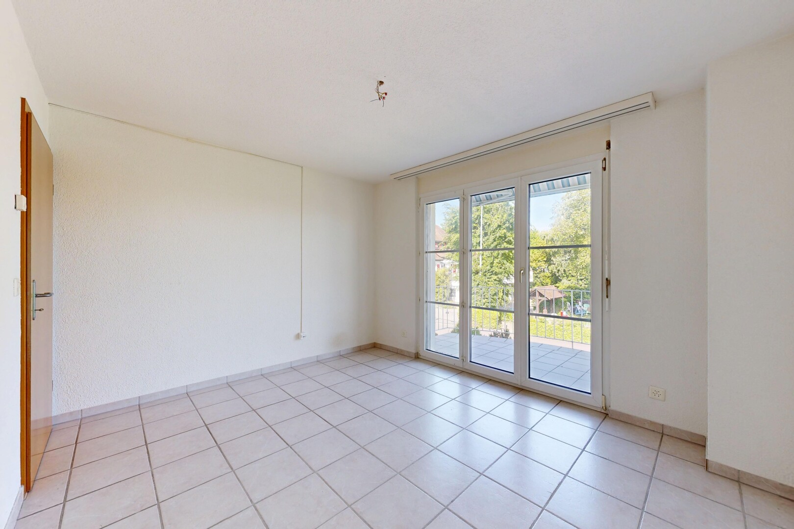 leerer raum mit light floor, inside property, natürliches licht, natural light, und gipskartonwand