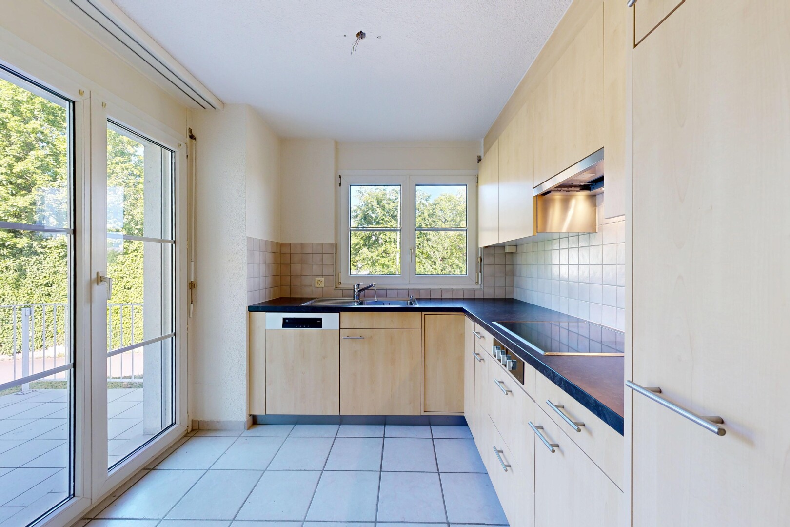 küche mit arbeitsplatten, dark countertops, küchenrückwand beim Herd, küchenrückwand beim herd, und hellbraune schränke