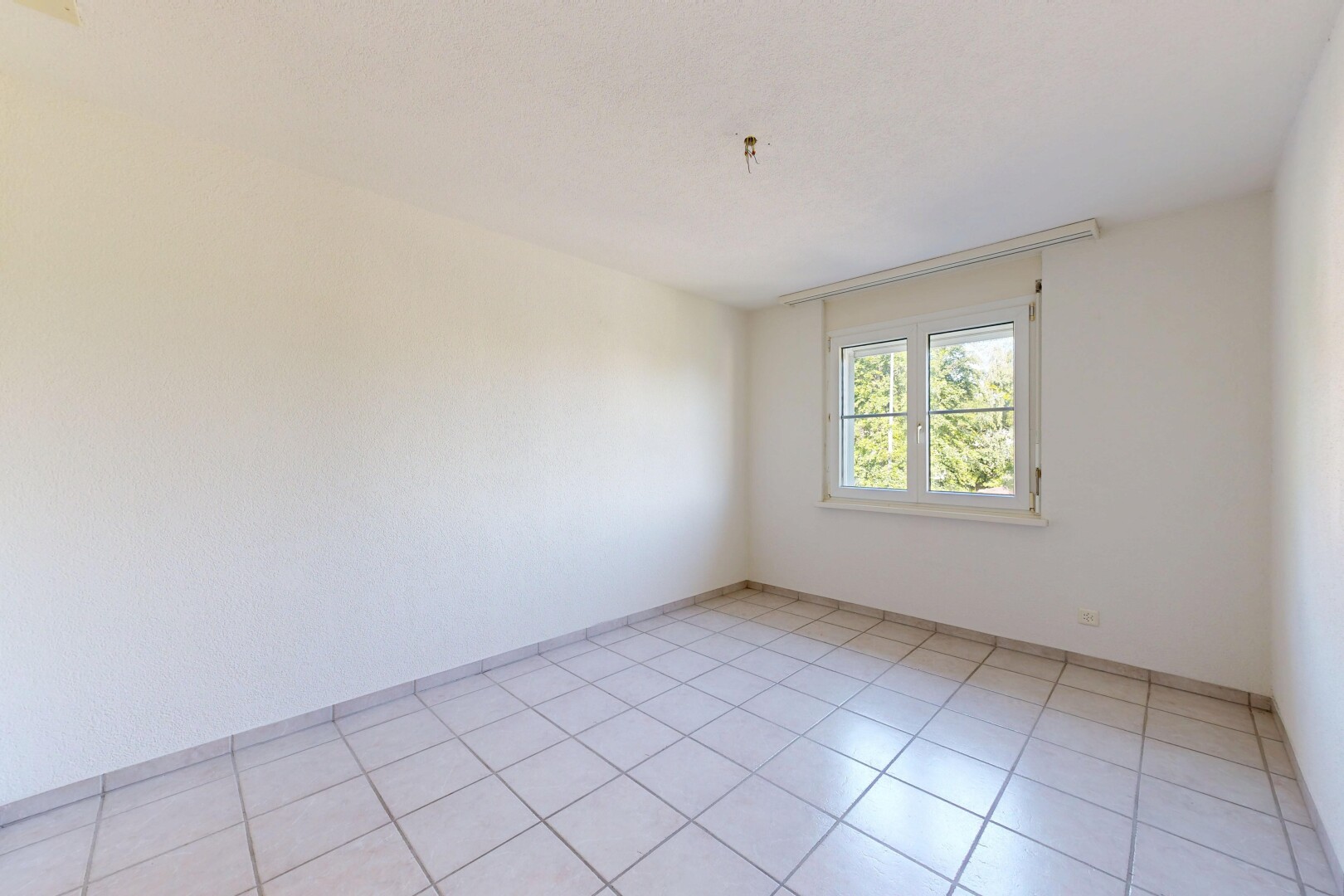 leerer raum mit light floor, natural light, natürliches licht, inside property, und drywall
