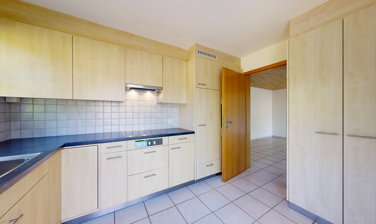 küche mit dark countertops, arbeitsplatten, light brown cabinets, hellbraune schränke, und light floor