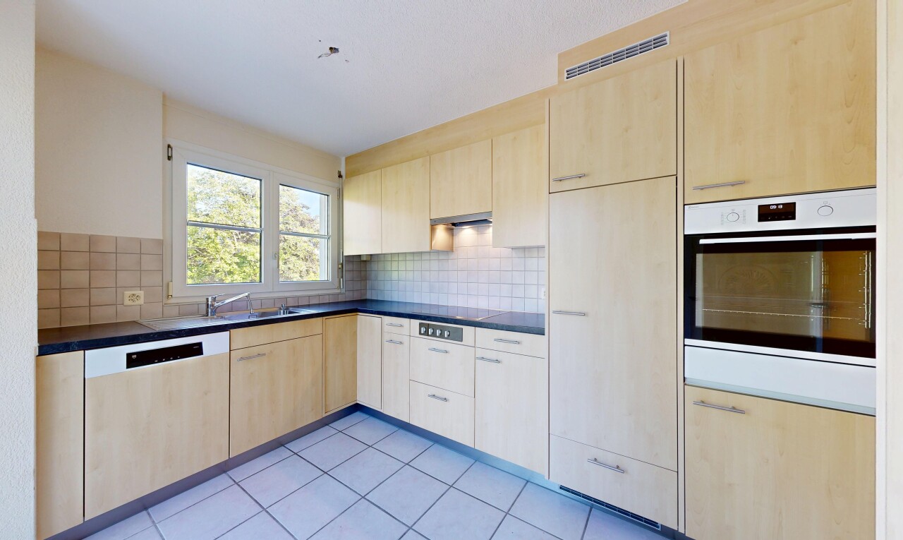 küche mit light brown cabinets, hellbraune schränke, ofen, dark countertops, und arbeitsplatten
