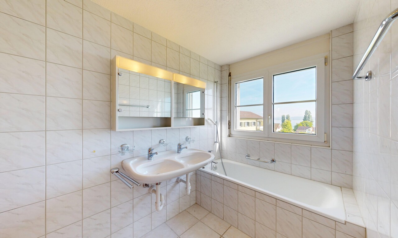 bad mit fliesenwand, tile wall, komplettes badezimmer, inside property, und day time
