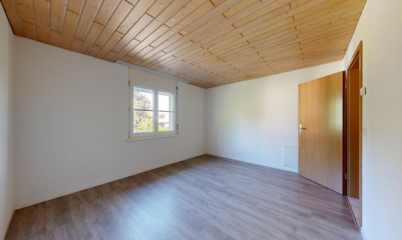 leerer raum mit inside property, holzfußboden, wood finish floor, holzdecke, und wood ceiling
