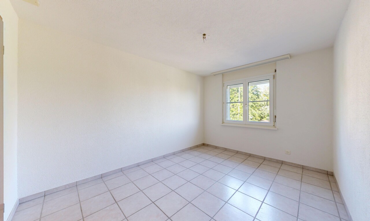 leerer raum mit light floor, natural light, natürliches licht, inside property, und drywall